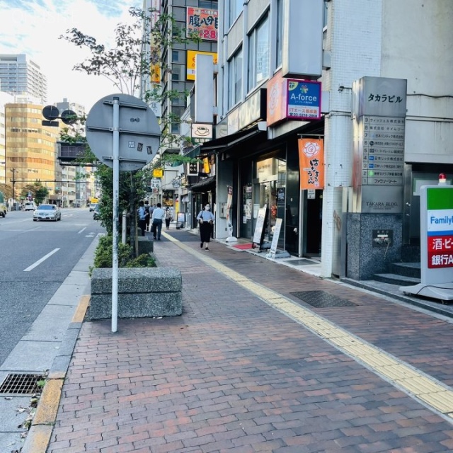 タカラビル 前面歩道