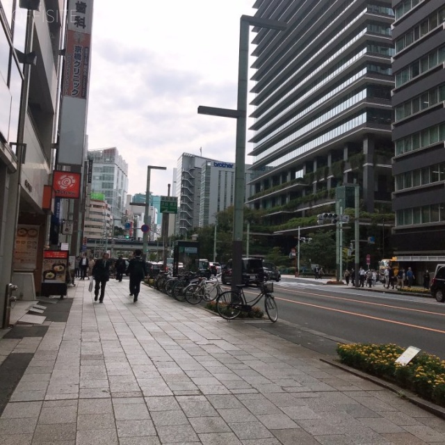 TCMビル ビル前面道路