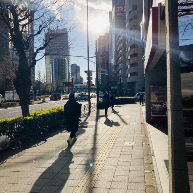 西新宿小出ビル　ビル前面道路