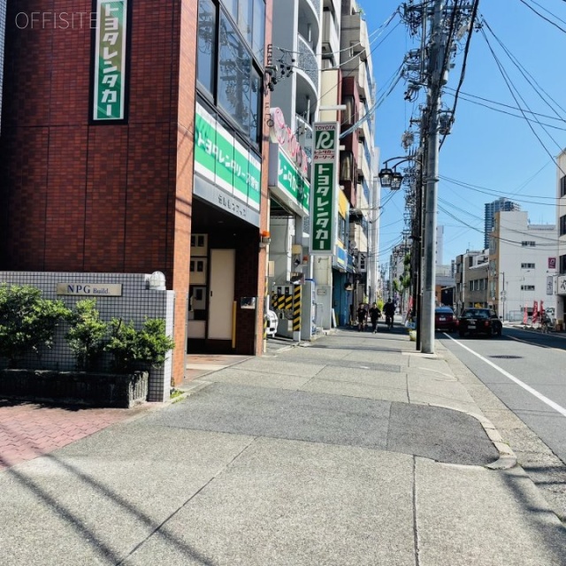 NPG Build. 前面歩道