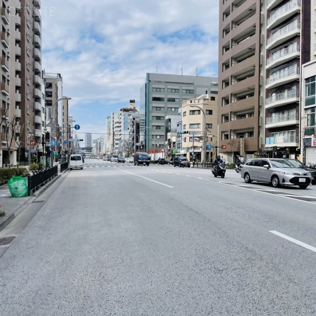 イマス元浅草ビル 前面に浅草通り