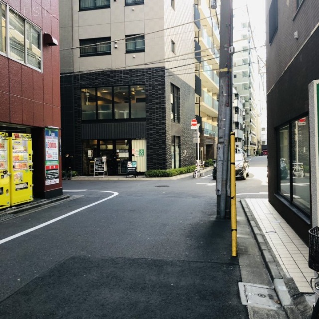 日本橋吉泉ビル ビル前面道路