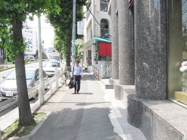 ドーリック南青山 ビル前面道路