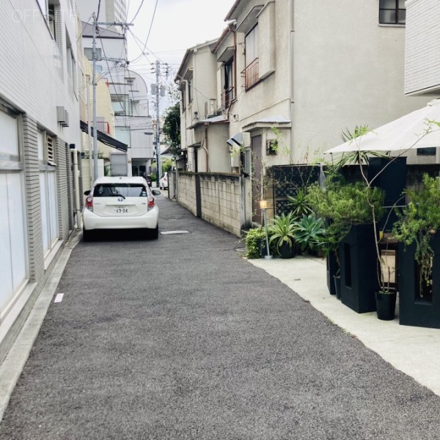 プルミエール北青山ビル　ビル前面道路