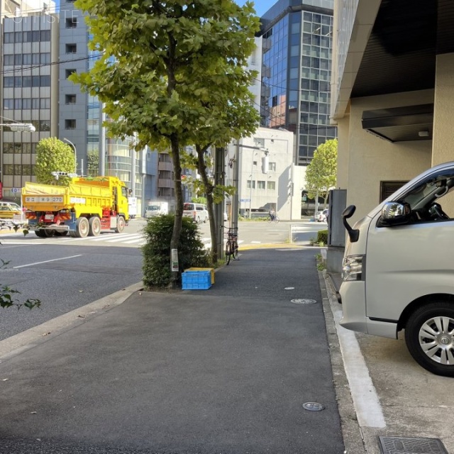 ACN日本橋小網町ビル　前面歩道