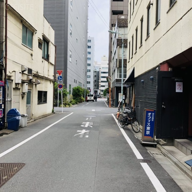 京橋高野ビル ビル前面道路