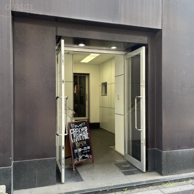 内田ビル　オフィスビル出入口