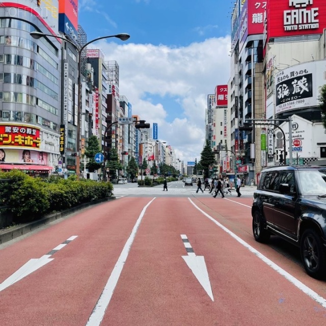 新宿ユニカビル ビル前面道路
