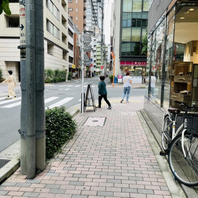 銀座3丁目ビル　ビル前面道路