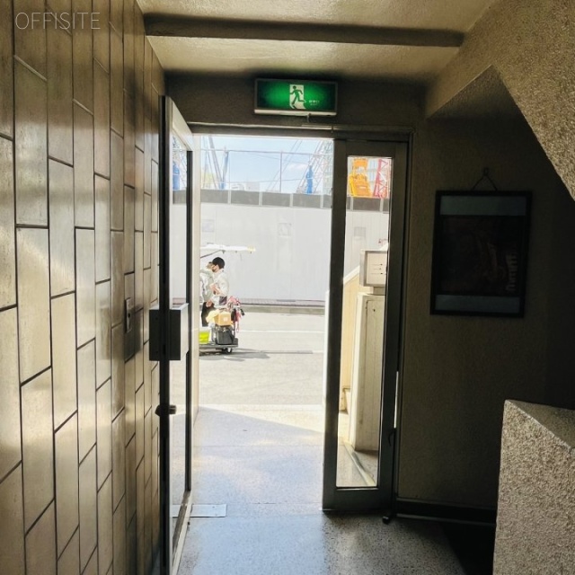 三東ビル エントランス