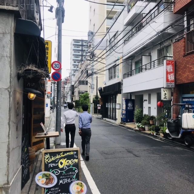 KDX西新宿ビル ビル前面道路