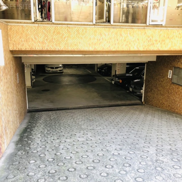 メゾン南青山 駐車場