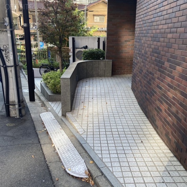 魚竹ビル エントランススロープ
