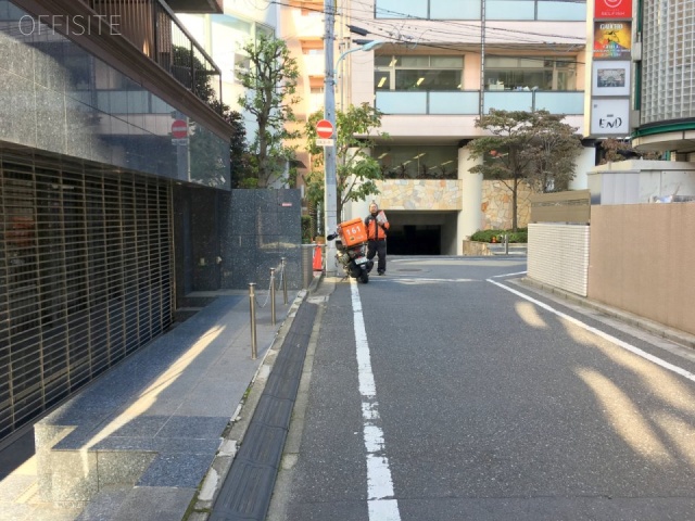 タウンコート六本木 ビル前面道路