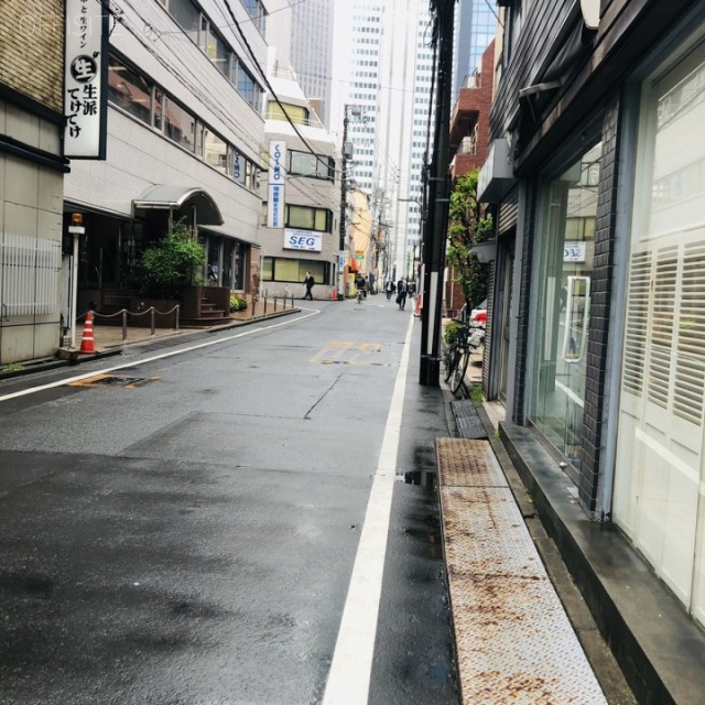 TOMOEビル ビル前面道路