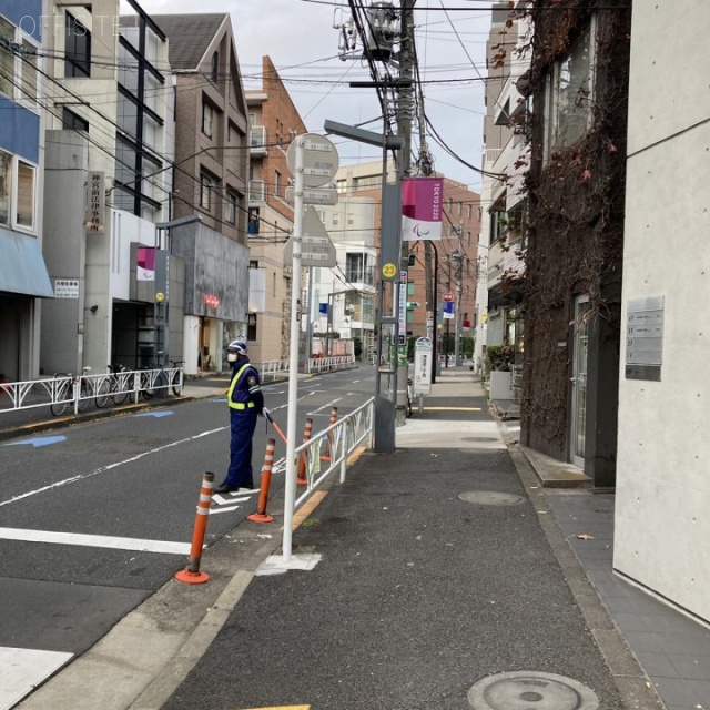 プラザF3ビル　ビル前面道路