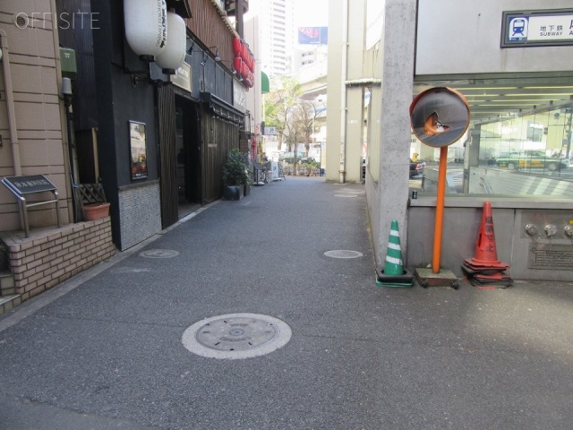 新一の橋ハウスビル ビル前面道路