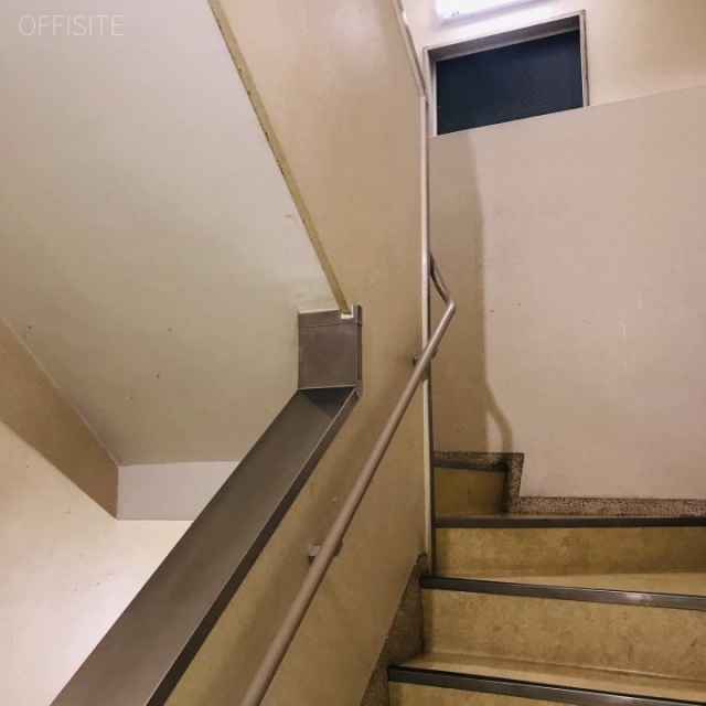 宝ビル エントランス