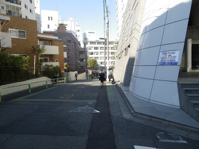 ラビ一番町 ビル前面道路