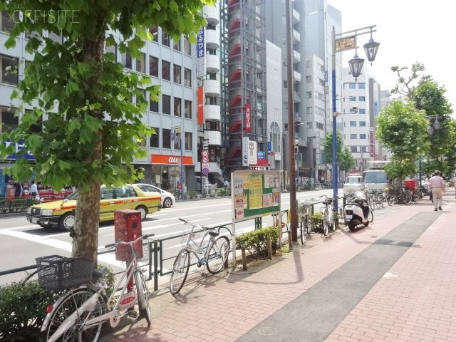 西元ビル ビル前面道路