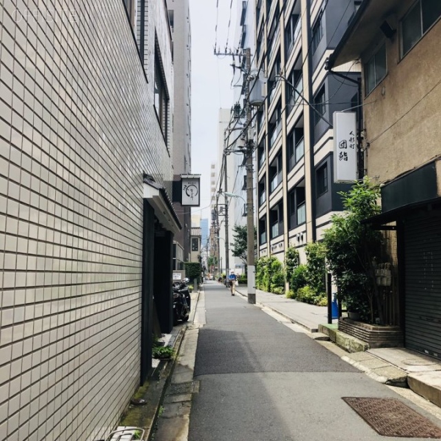 秀和ビル　ビル前面道路