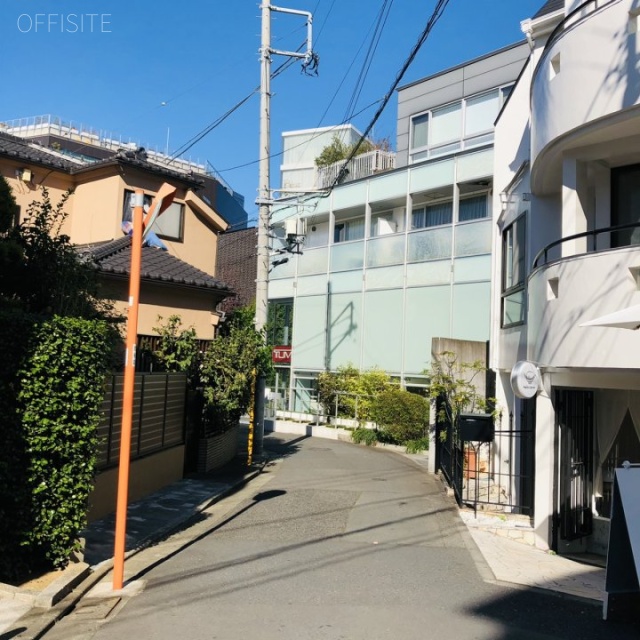 アルカディア表参道 ビル前面道路