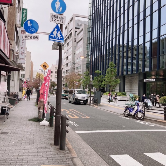 女部田ビル ビル前面道路