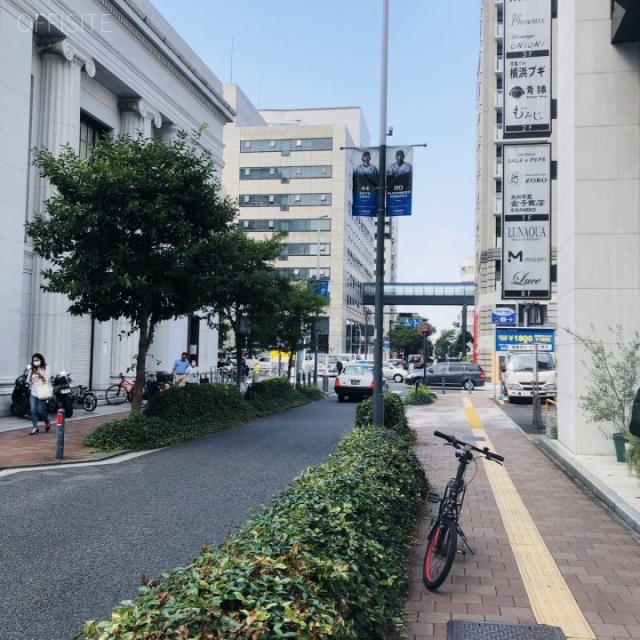 関内NSビル ビル前面道路