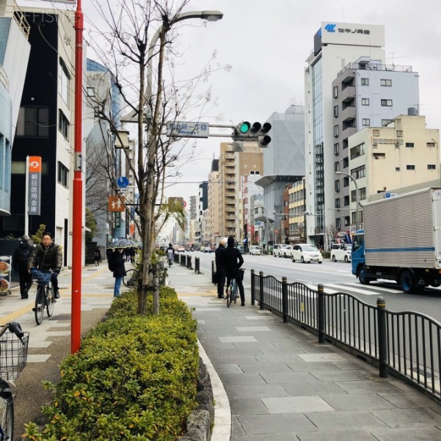 ライオンズマンション上野松ヶ谷 ビル前面道路