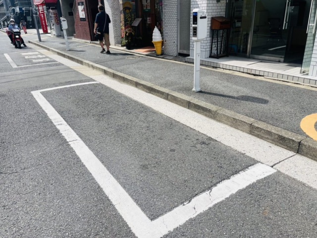 塩谷ビル　前面に白枠駐車場