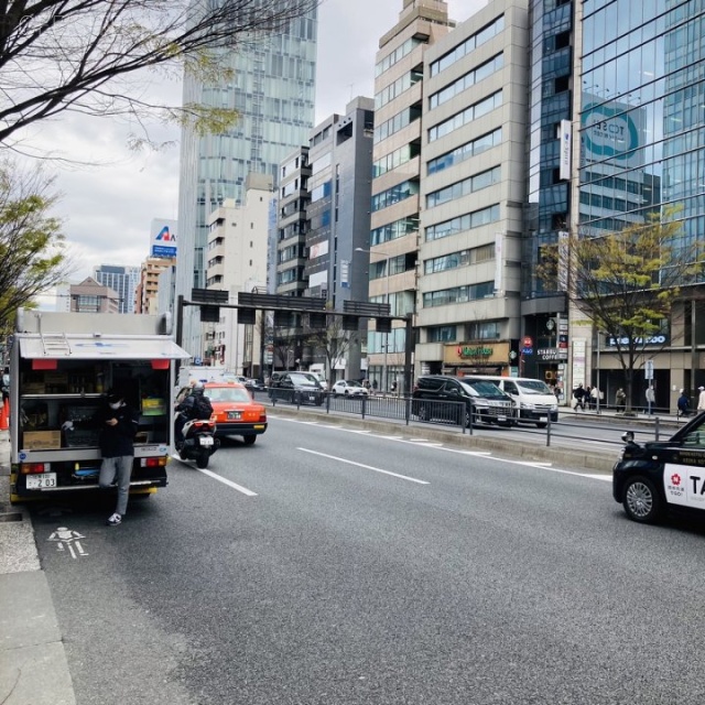 青山フェイスビル ビル前面道路