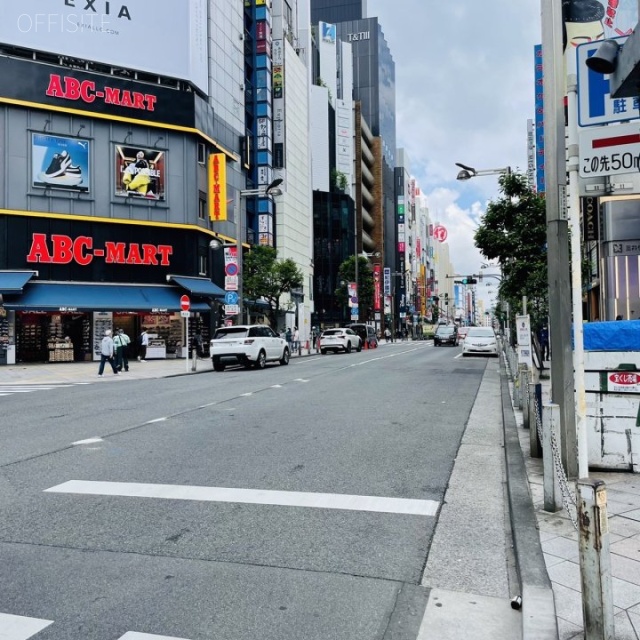 ヒューリック新宿 ビル前面道路