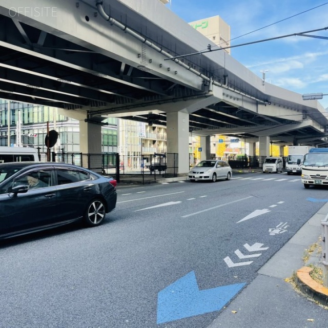 日土地御徒町ビル 前面に昭和通り