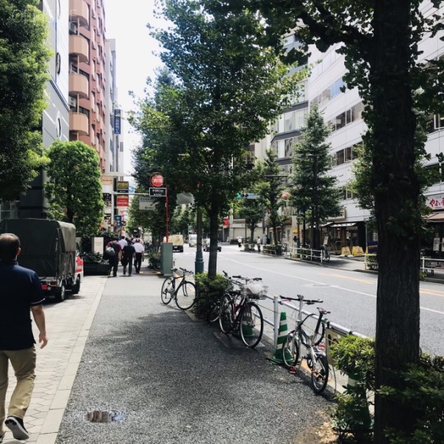 ファーストリアルタワー新宿 ビル前面道路