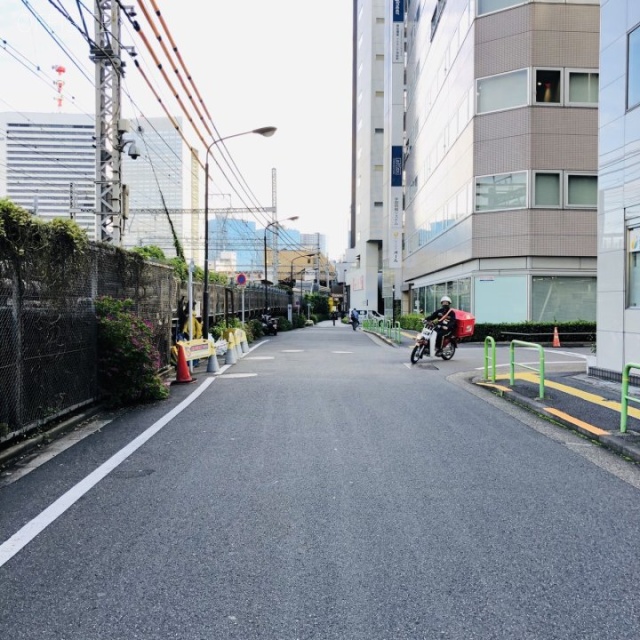 港ビル ビル前面道路