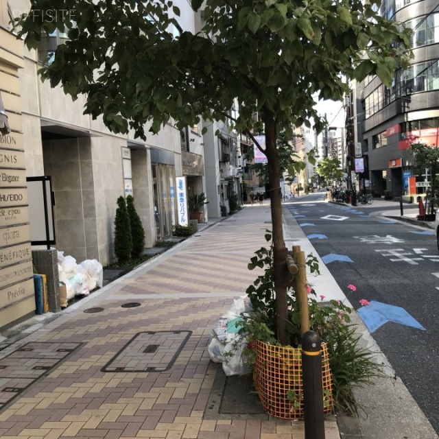 リバーレ麻布十番 ビル前面道路