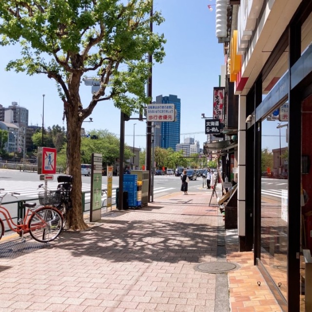 ランゴスタビル ビル前面道路