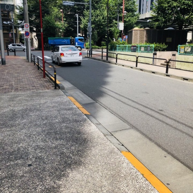 岡部ビル ビル前面道路