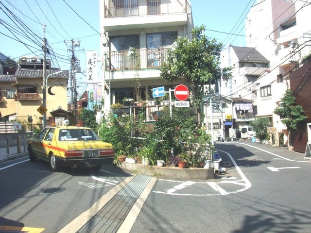 麻布ウエストビル ビル前面道路