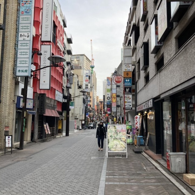ドルミ赤坂 ビル前面道路