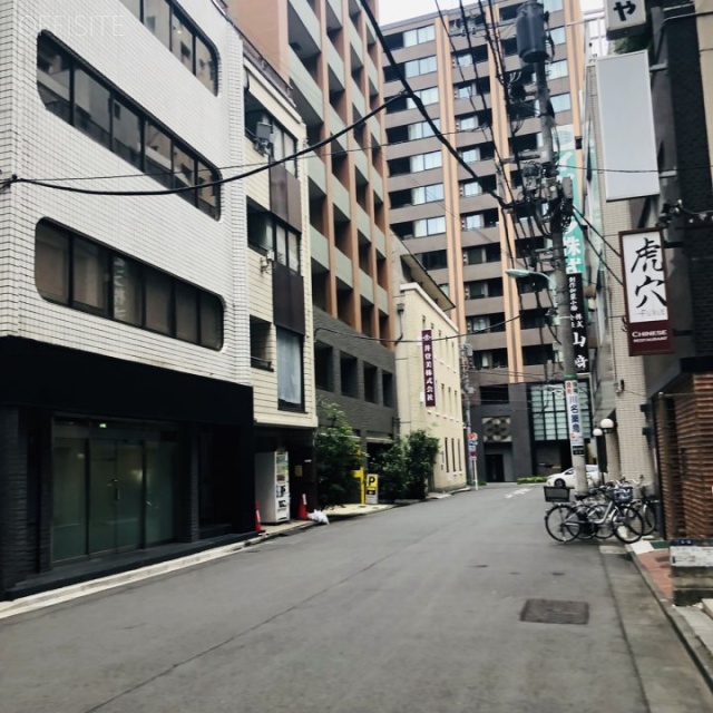 さつきビル ビル前面道路