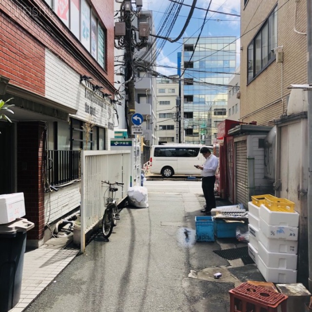 三栄ビル別館 ビル前面道路