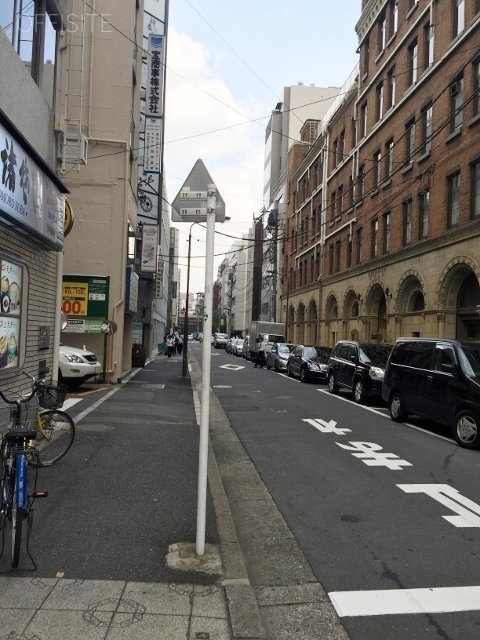 シャテニエ神田 ビル前面道路