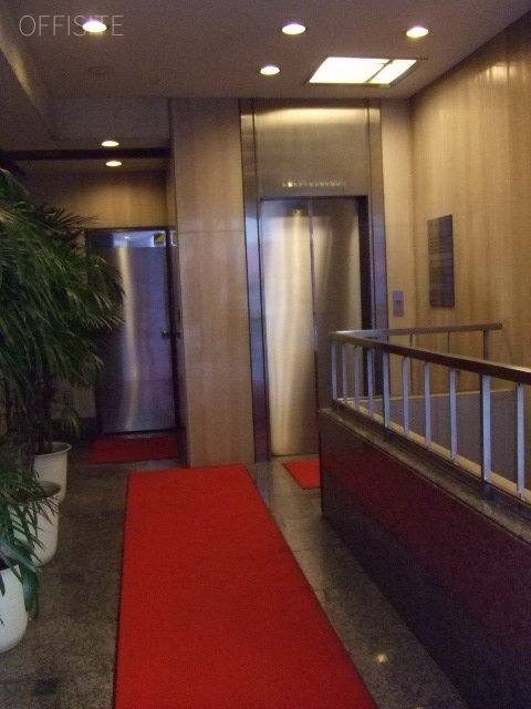 當山(アタリヤマ)ビル エントランス