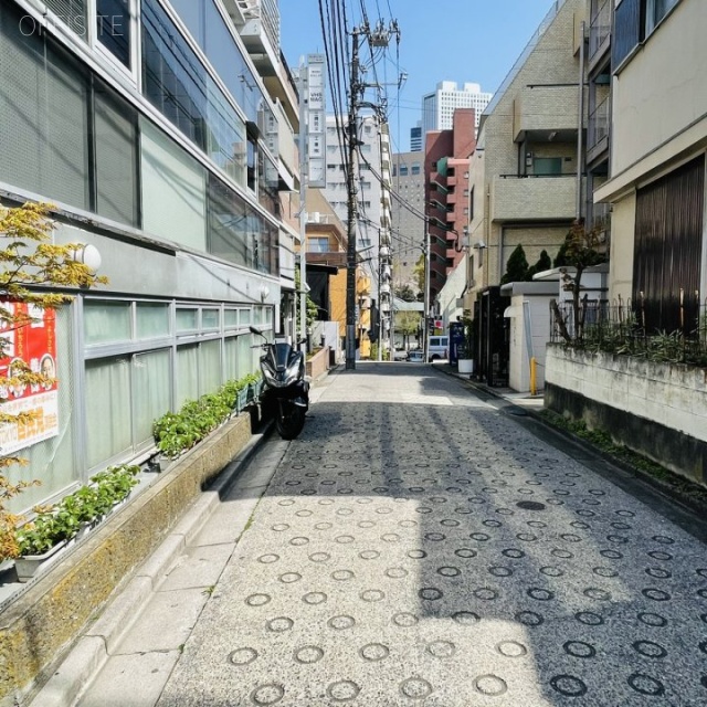 フジサンコービル ビル前面道路