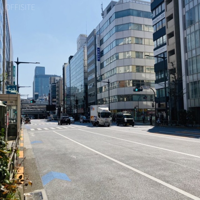 神田AKビル 前面の中央通り