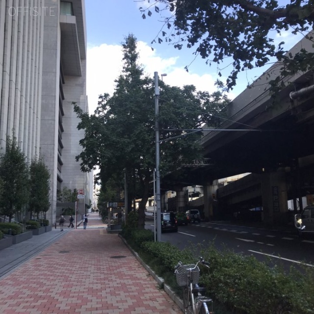 日本橋アステラス三井ビルディング ビル前面道路