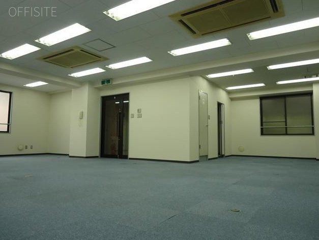 角地ビル　室内