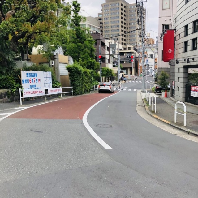 狸穴アークビル ビル前面道路