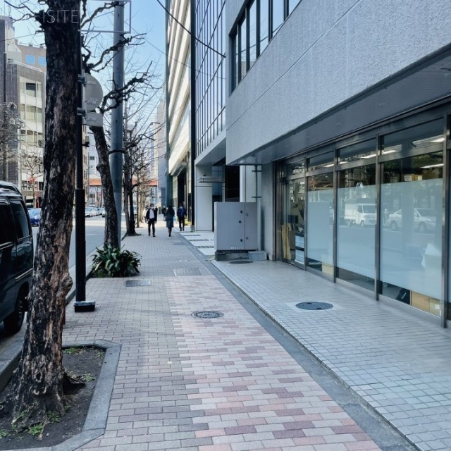 イワモトチョービル 前面歩道